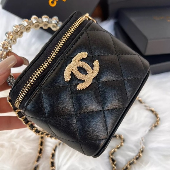 Black Quilted mini vanity with Gold chain
🖤🖤🖤🖤 - Picture 3 of 9